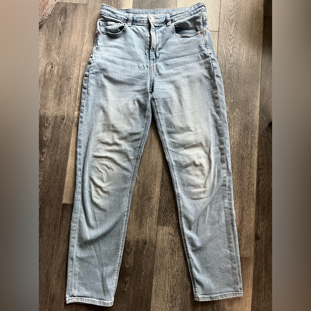 American Eagle Light Wash Mom Jeans (8 LONG)